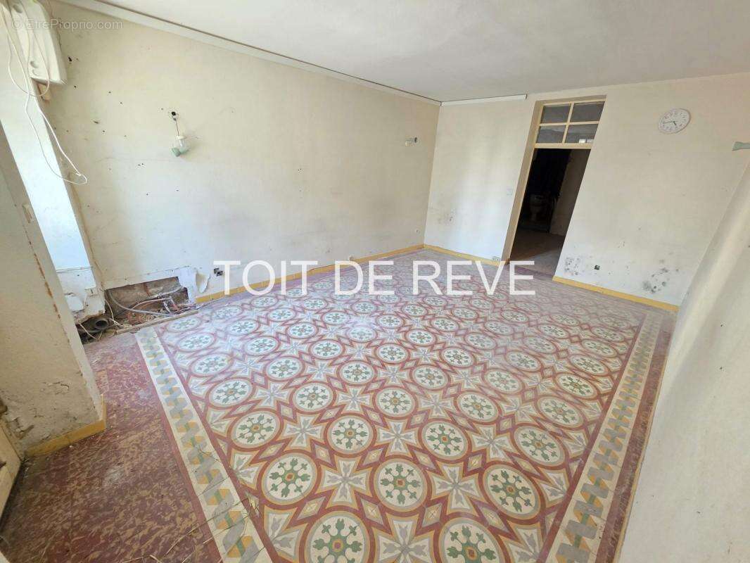 Immeuble proche Uzès : 334m2 divisés en 4 appartements + cours intérieure de 170m2 - photo 7