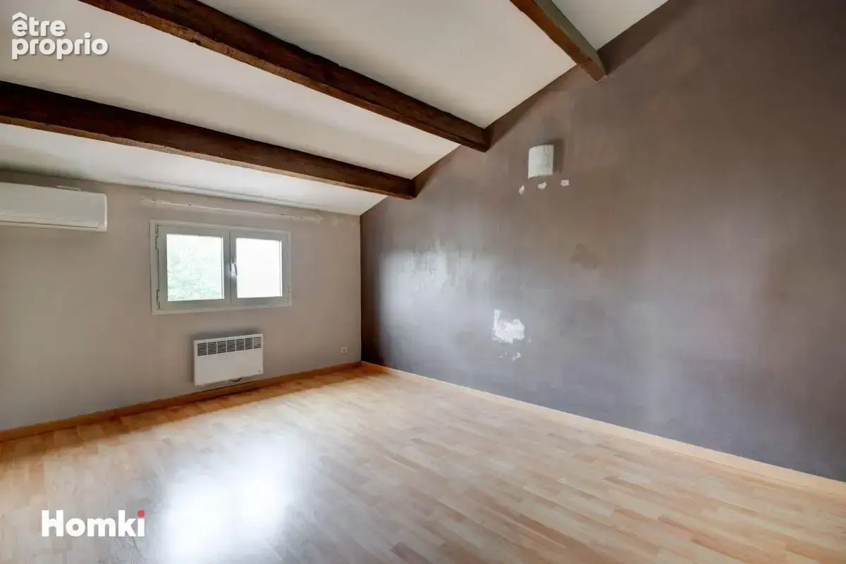Villa de type 4 jumelee d'un cote avec 2 terrasses un jardin et garage - photo 7