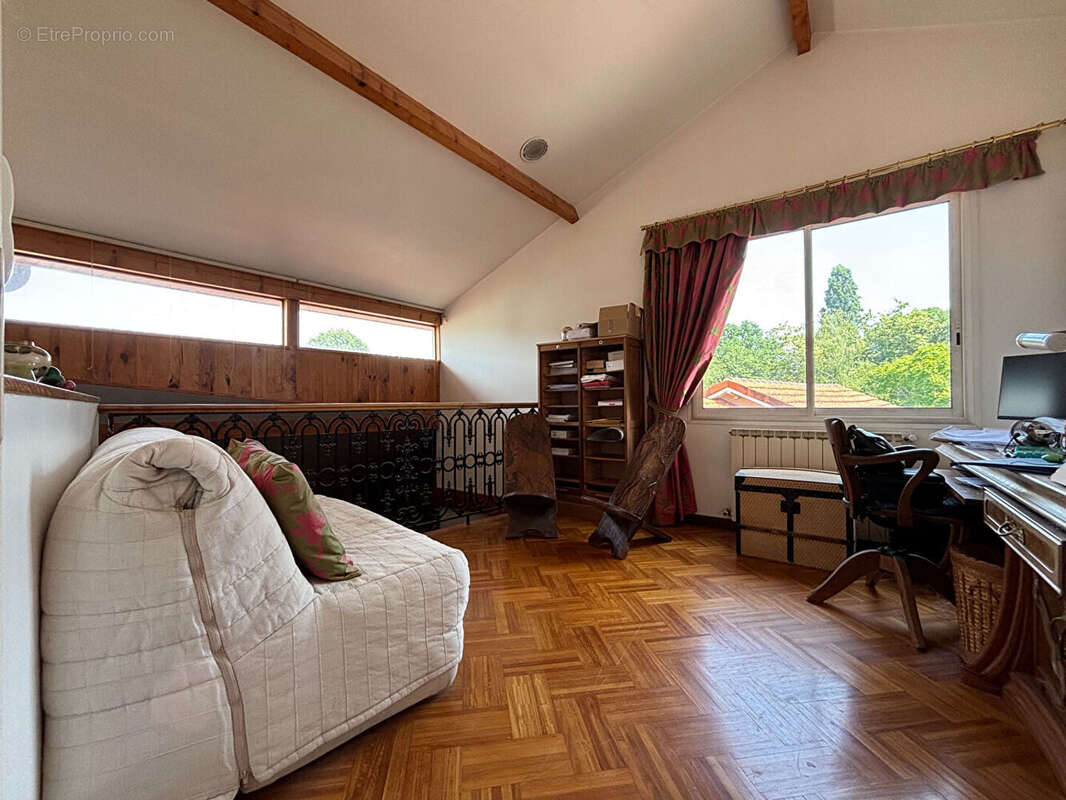 LESCAR QUARTIER TOUZANNE  Maison 7 pièces de 219m² / terrain divisible - photo 6
