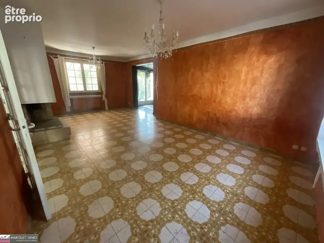 Cadre verdoyant et calme pour cette maison traditionnelle T6 de 141 m², en 3 faces, sur un terrain clos, arboré, piscinable et i - photo 7