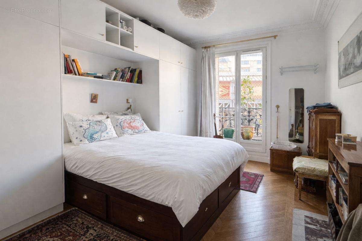 Appartement ancien en parfait état avec balcons, emplacement exceptionnel - photo 4