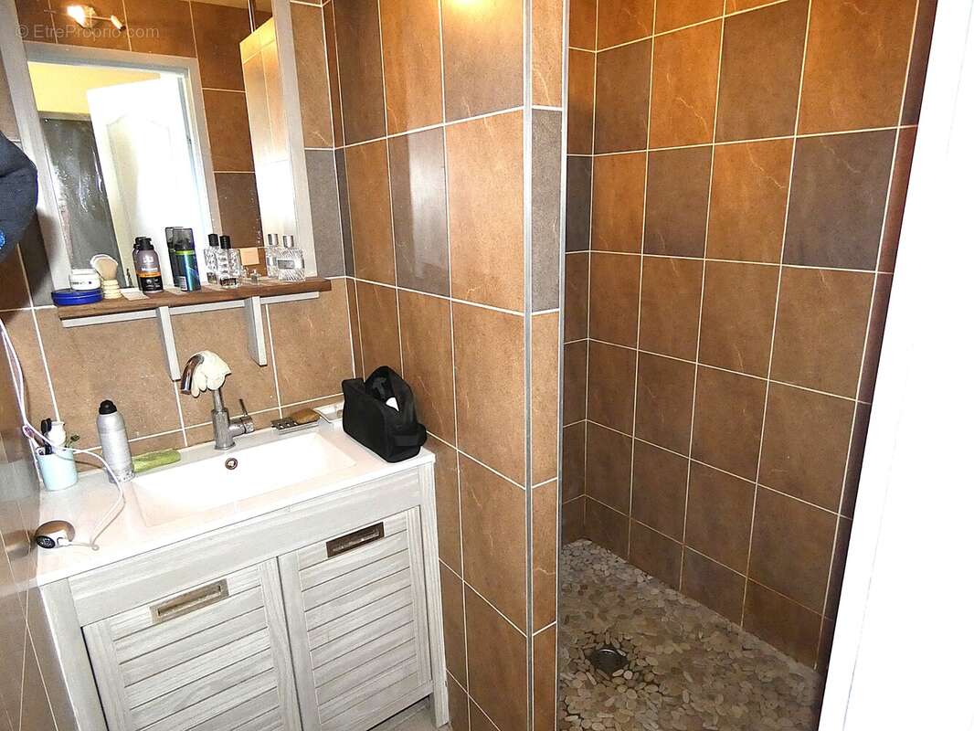 Maison en pierre avec dépendances d'environ 215 m² DORNAS (07) - photo 12
