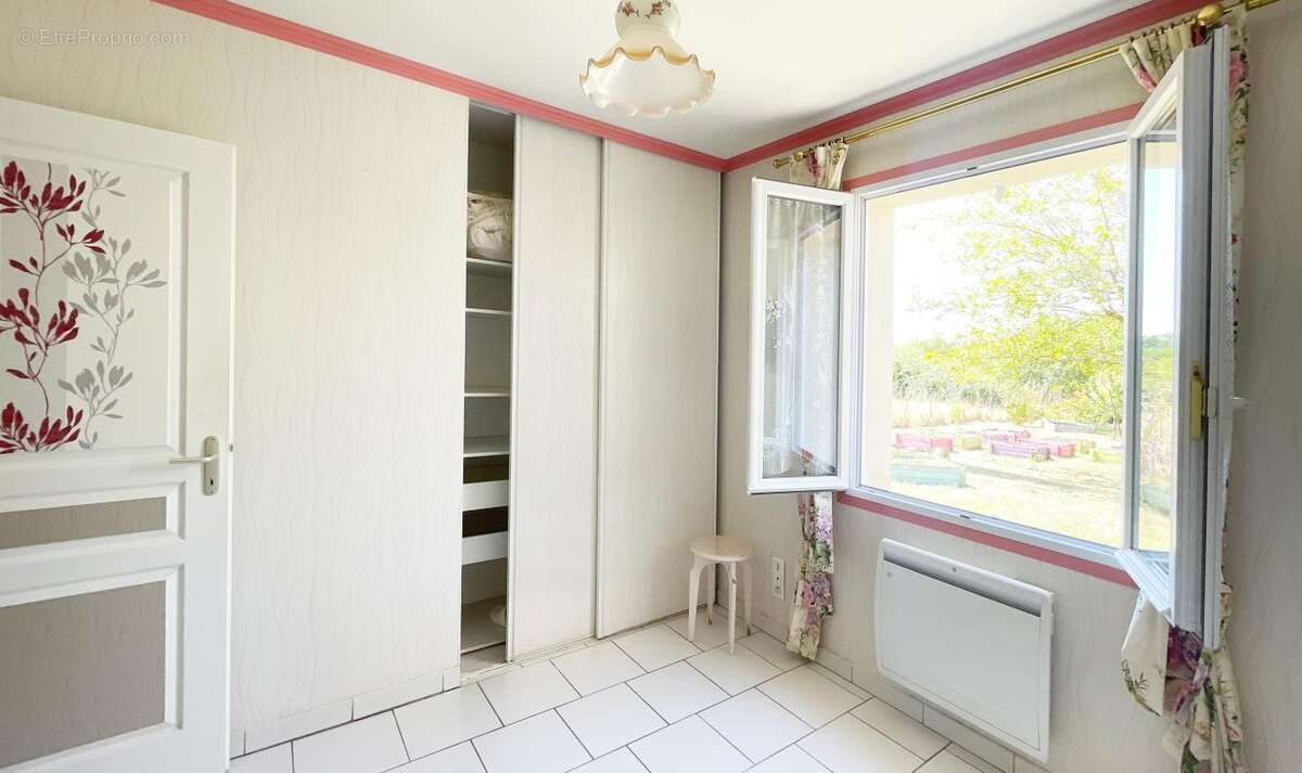 Maison 93 m² à Saint-Laurent-De-La-Pree  - photo 7
