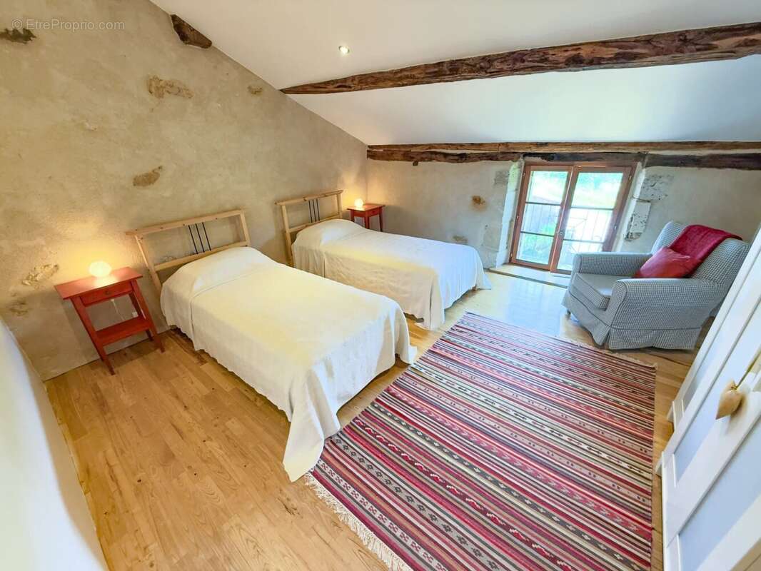 Maison à SAINT-FRONT-LA-RIVIERE