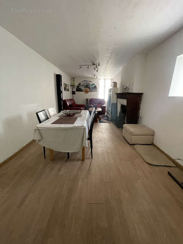 Sury-en-Vaux, située proche des commerces dans un - photo 5