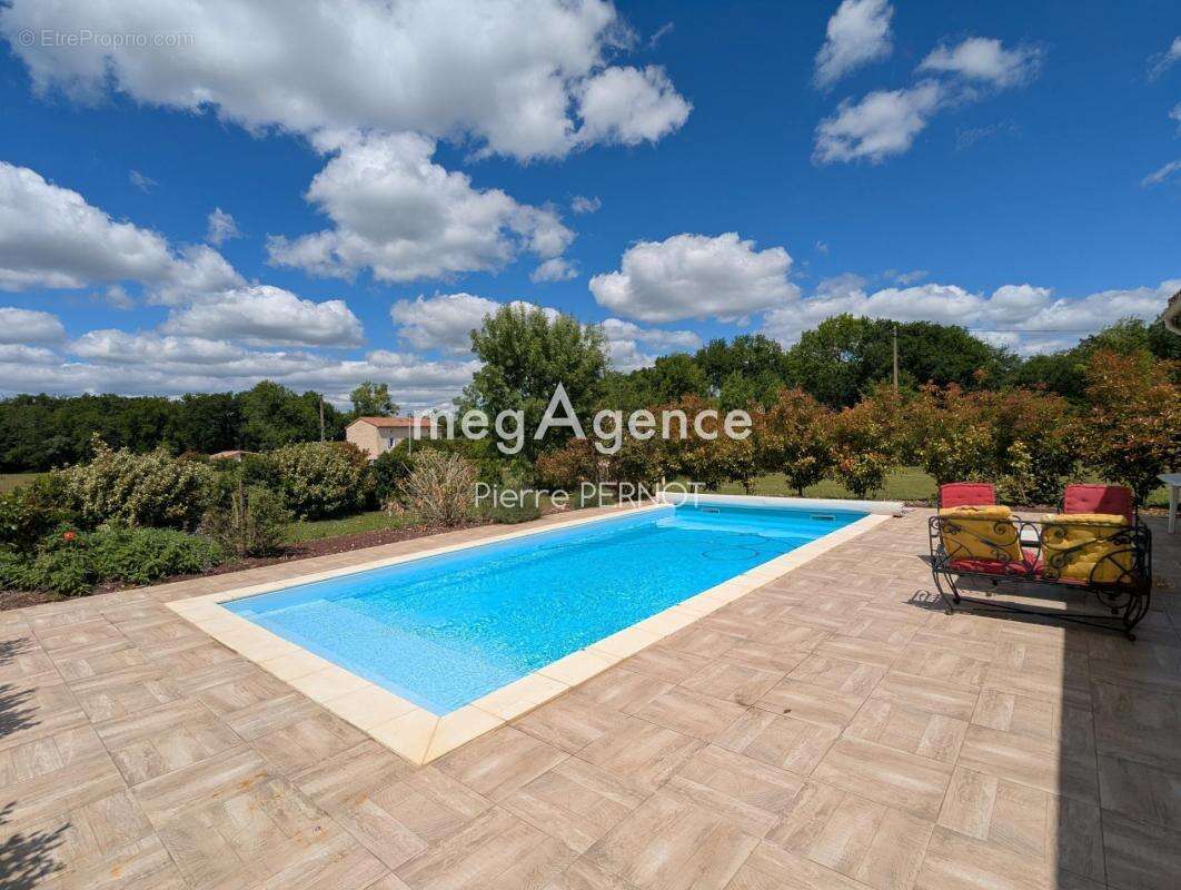 Grande propriété en Pierre avec dépendances - photo 11