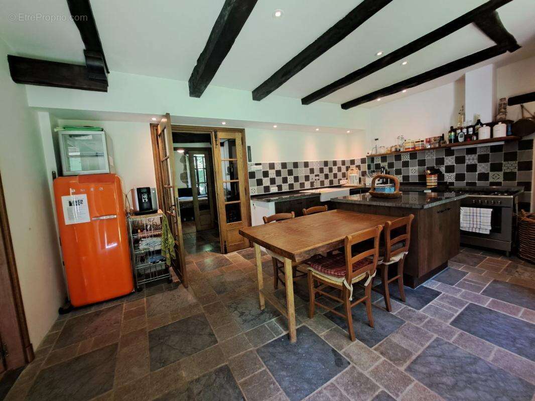 Maison à LA ROCHE-CANILLAC