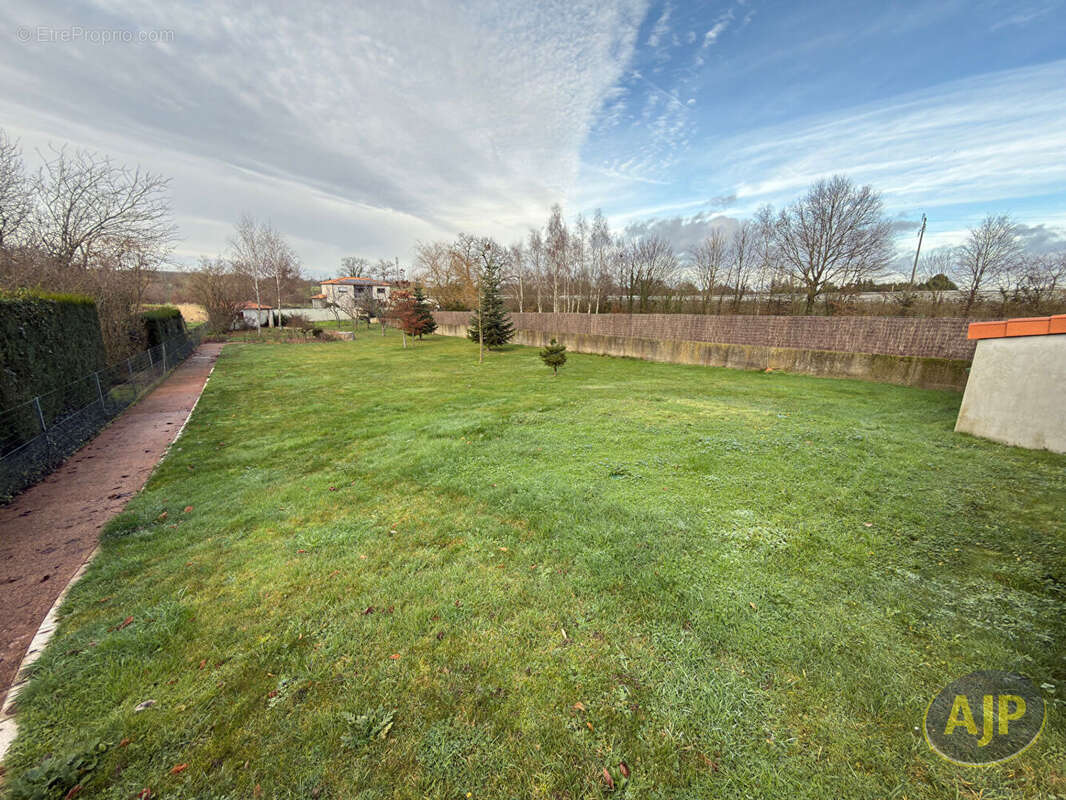 Maison à SAINT-MACAIRE-EN-MAUGES