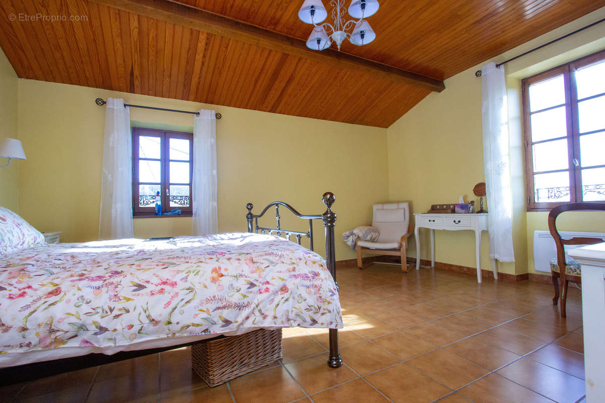 Maison de caractère avec gîte dépendances et vues sur 4 Ha - photo 13
