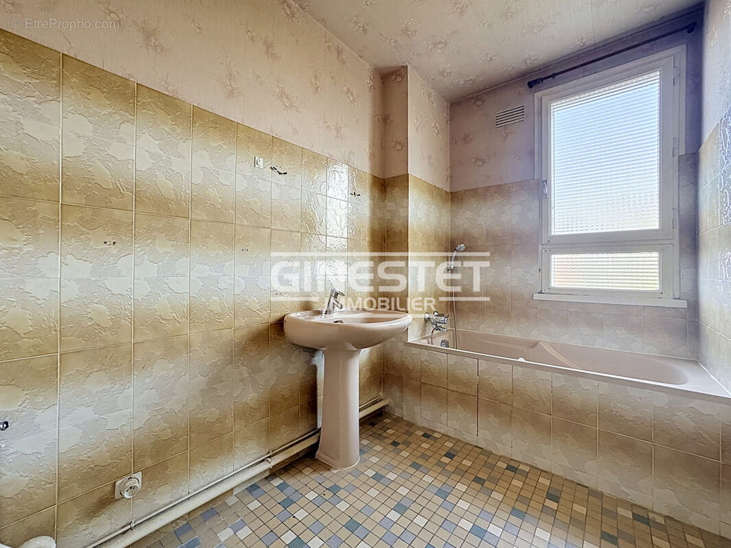 Saint andre les vergers - t5 a renover avec balcon et cave - photo 11