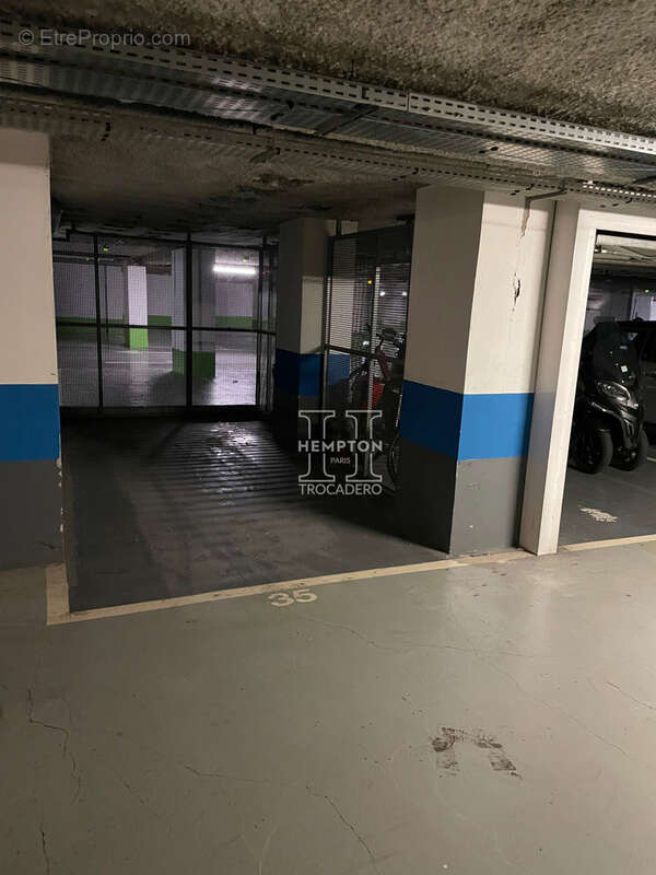Parking à PARIS-16E