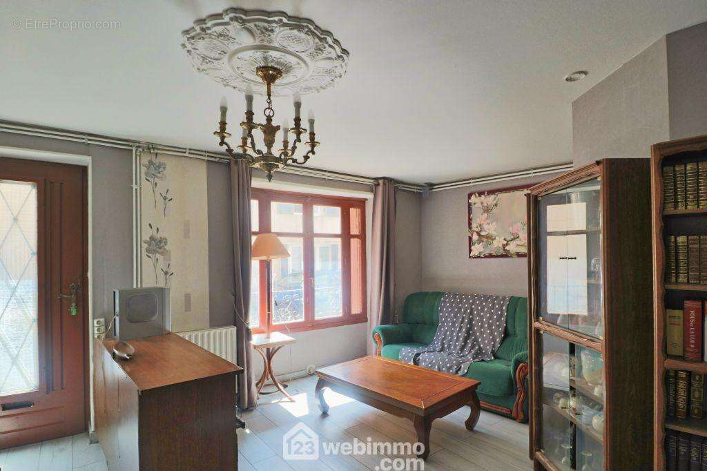 L'entrée de la maison ouvre sur le séjour,