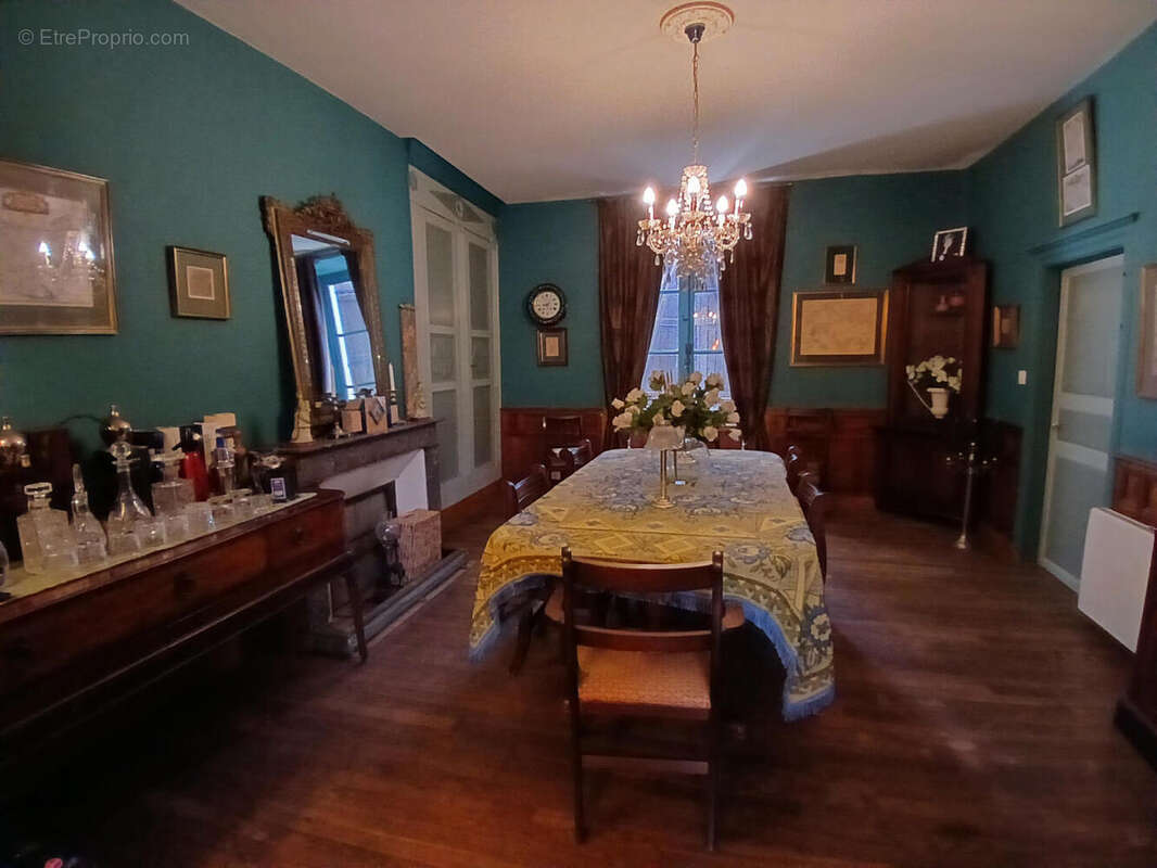 Une très belle maison de village en Dordogne à vendre, avec vue sur le château. 14 pièces. - photo 4