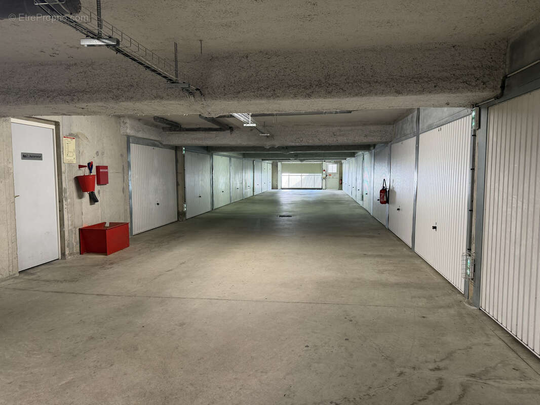 Parking à SAINT-AVE