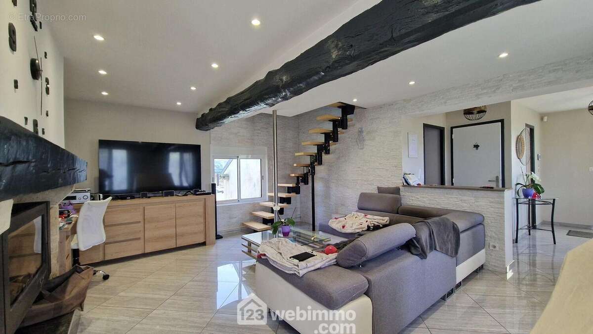 Un séjour / salon lumineux de 27 m² - Maison à SAINT-GOBAIN