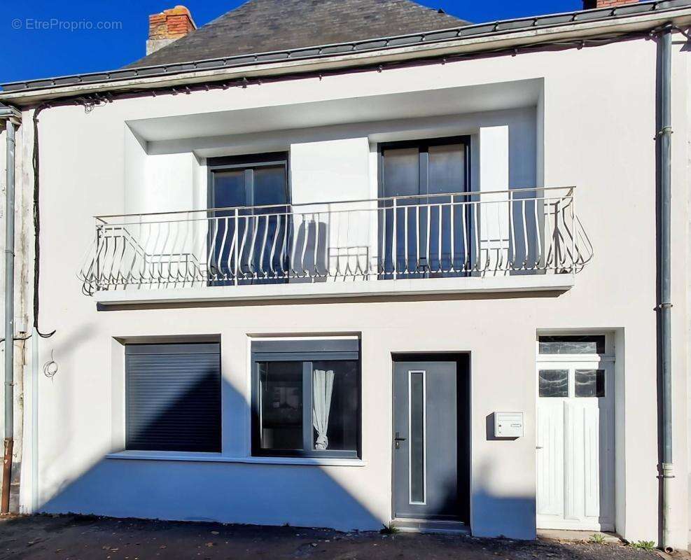 Maison à SAINT-JULIEN-DE-VOUVANTES