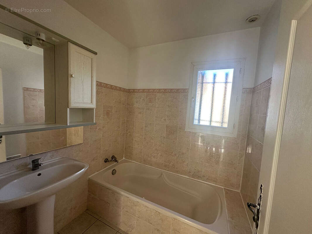Saint Etienne du Grès : Villa de plein pied, 3 chambres, terrain 420m² - photo 10
