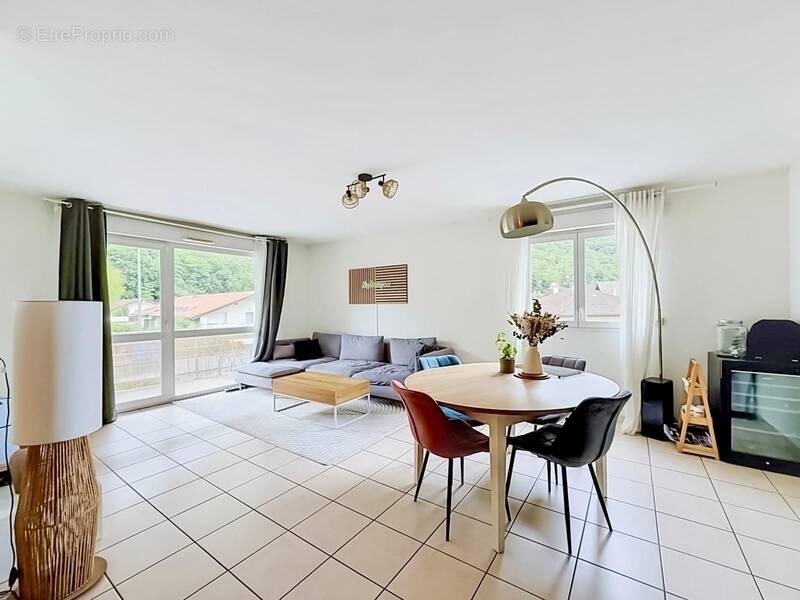 Appartement à ETREMBIERES