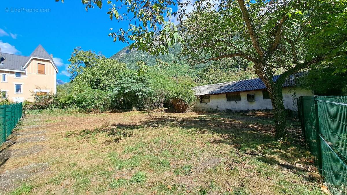 Terrain à LIVET-ET-GAVET