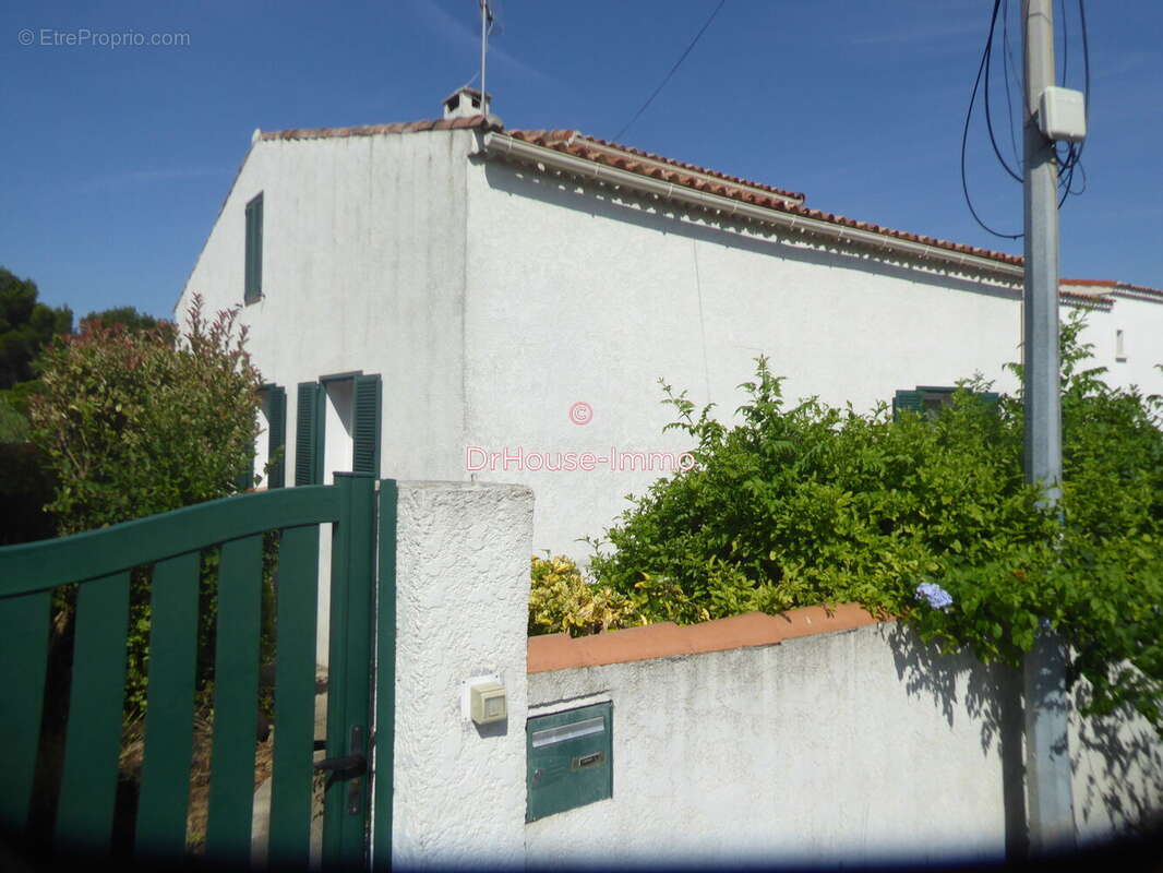 Maison à SAINT-MITRE-LES-REMPARTS