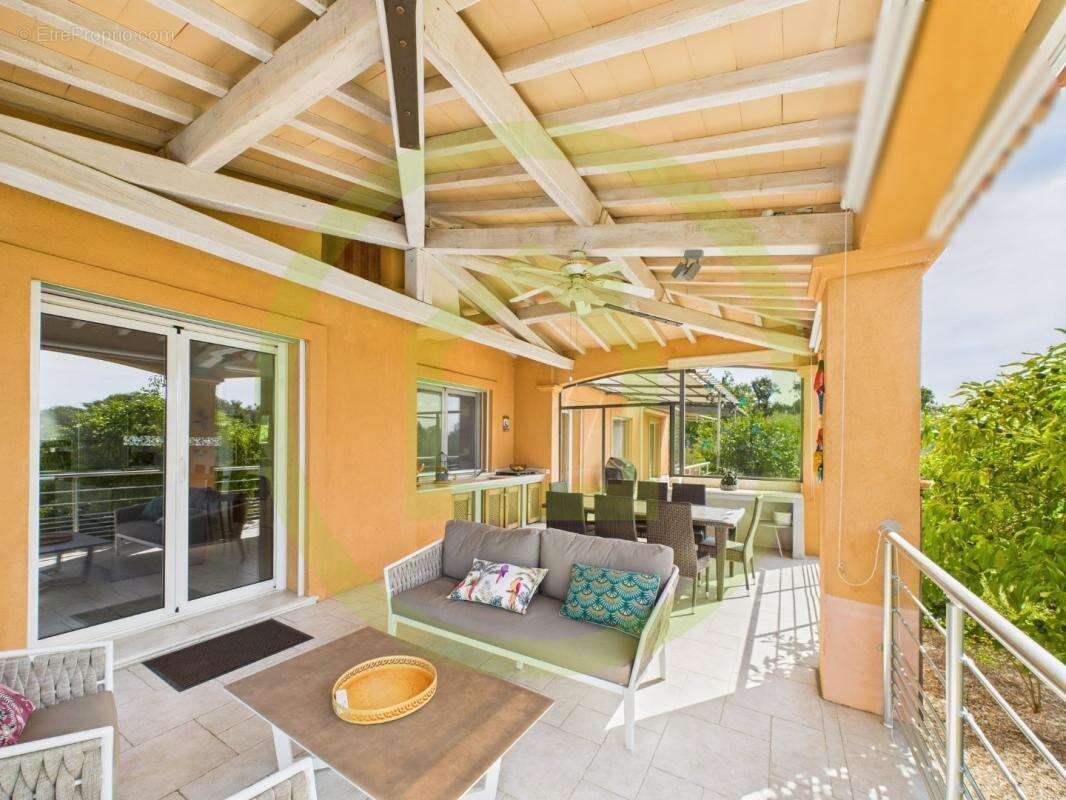 Maison à CHATEAUNEUF-GRASSE