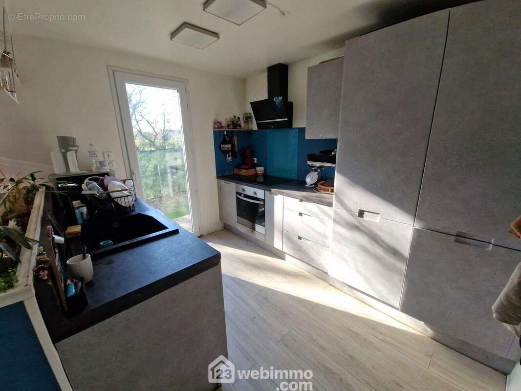 La cuisine avec accès au jardin - Maison à LA ROCHE-SUR-YON