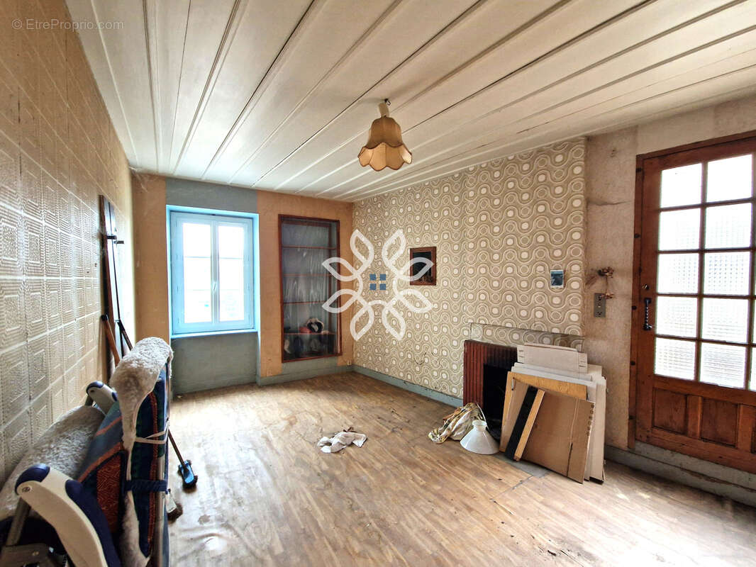 Maison avec jardin, terrasse, dépendances et fort potentiel - photo 7