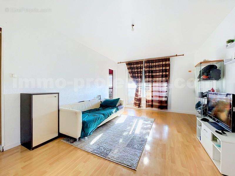 Appartement_T3_Annemasse_belle_superficie_prox_frontière_Suisse_tram_Ceva_direction_GENEVE_Frontaliers_Salon_séjour_dégagement_Chambre_salle_de_bain_grand-balcon_ - Appartement à ANNEMASSE