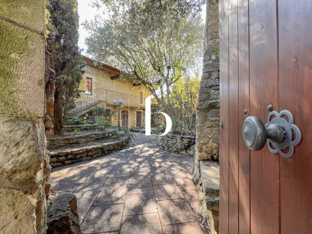 Maison à LA ROQUE-SUR-CEZE