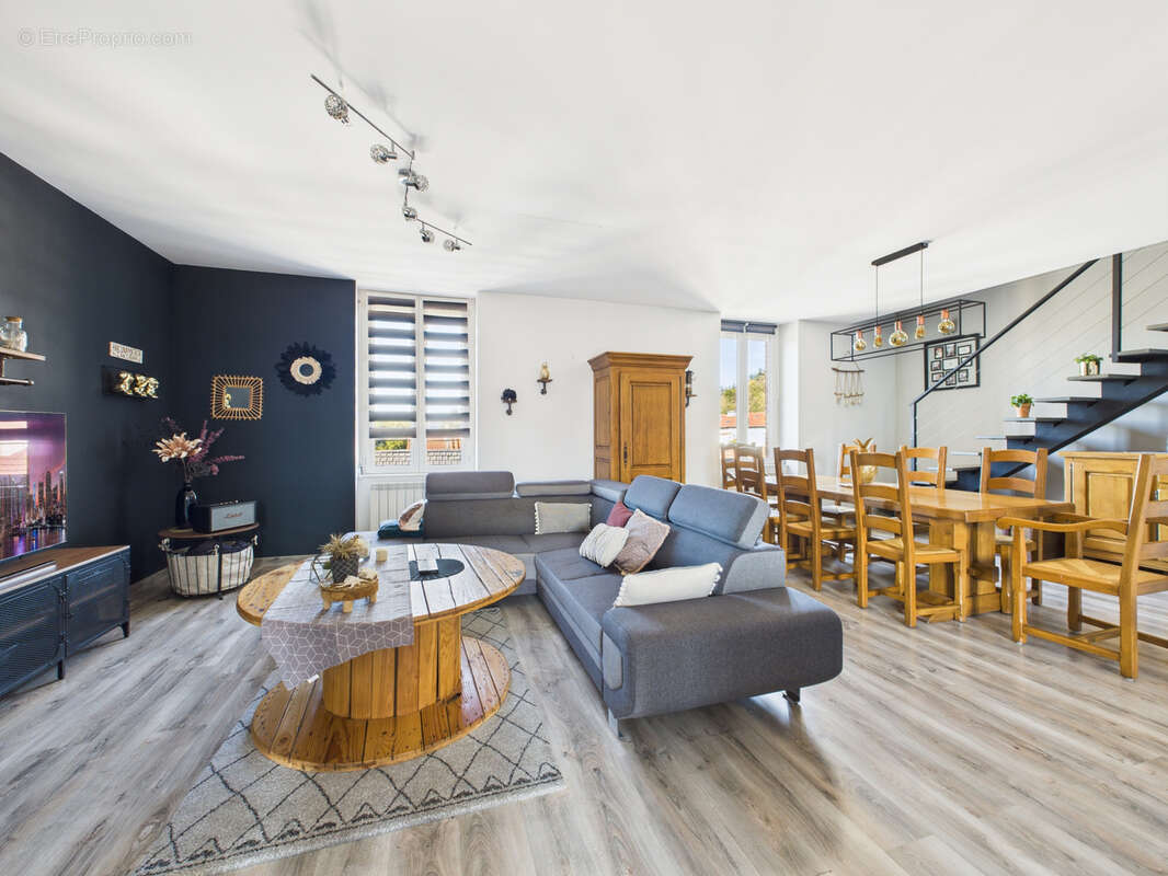 Appartement à LE CHAMBON-FEUGEROLLES