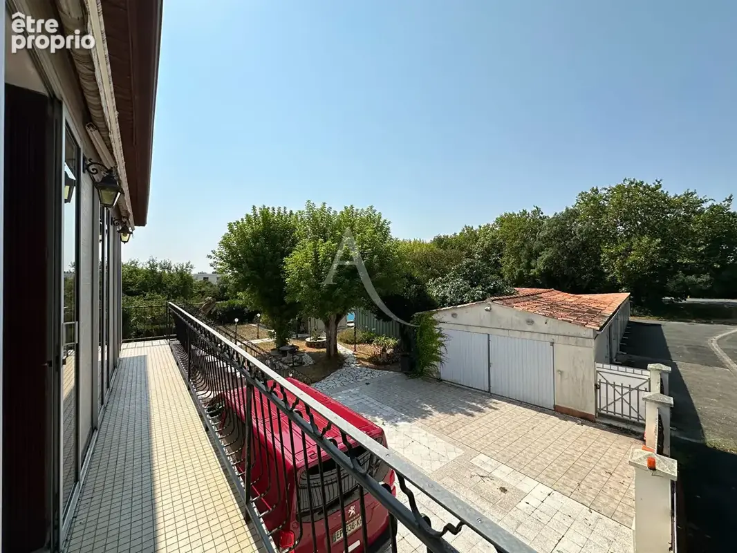 Rochefort ? ensemble immobilier rare ? maison avec piscine, locaux commerciaux et garages loués ? fort potentiel ! - photo 7
