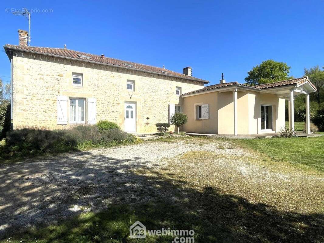 Au-delà du portail électrique, une allée mène à la maison. - Maison à QUEAUX