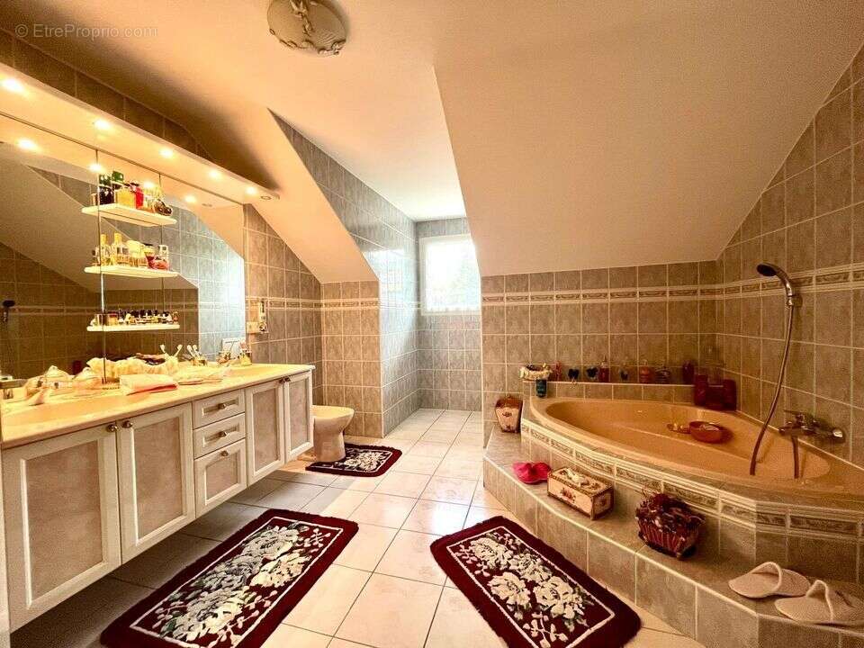 Maison à VETRAZ-MONTHOUX