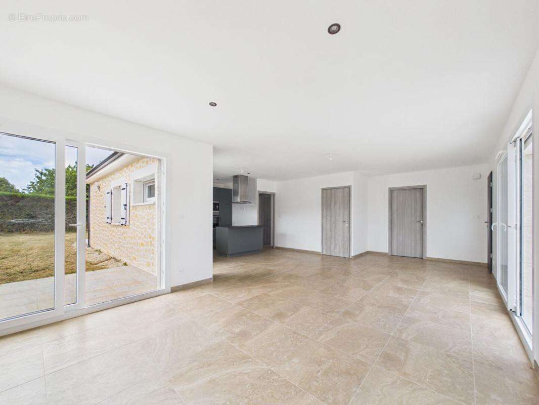 Maison neuve plain pied de 113 m2 à St Sauvant , 3 chambres , terrain de 741 m2 , garage - photo 4
