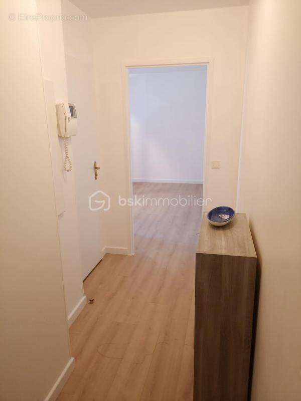 Studio de 35 m² à côté de L'ESIEE avec parking et cave - photo 2