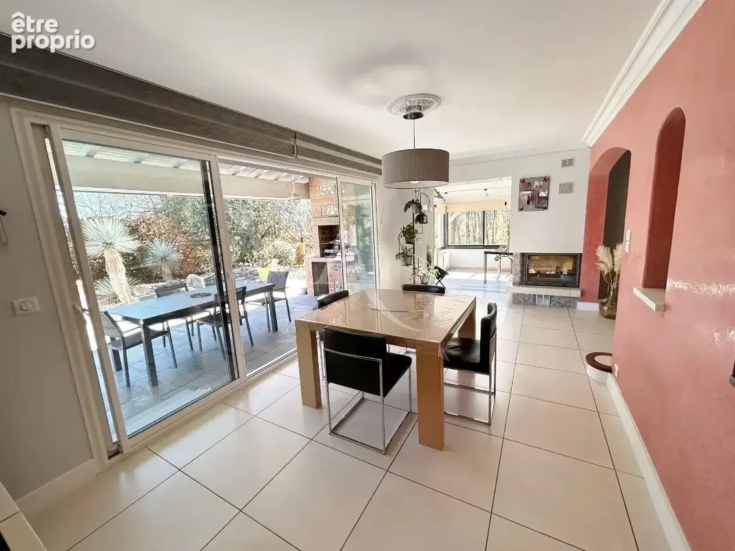Maison 5 pièce(s) 140 m² avec double garage, piscine et pool house, sur 2341 m² de terrain. - photo 4