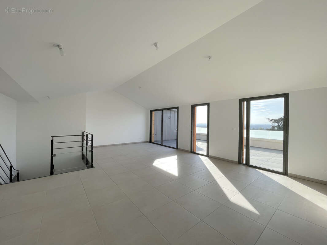 Appartement à LA TOUR-DE-SALVAGNY