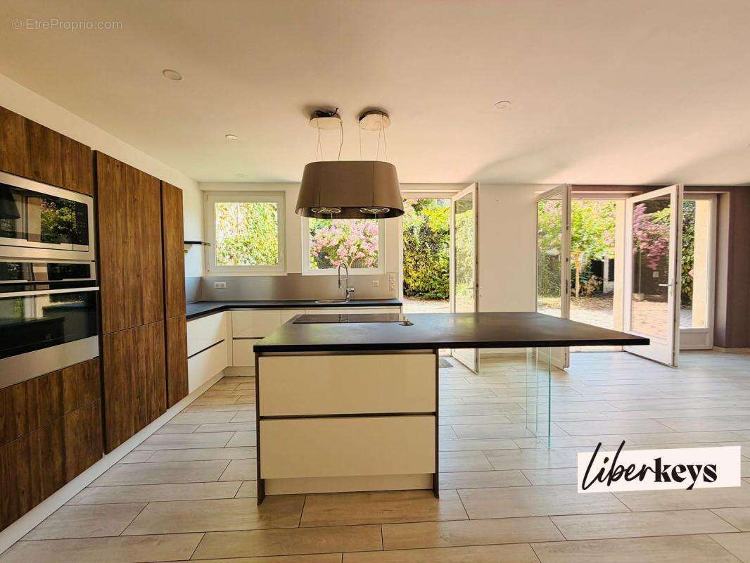 La châtaigneraie – maison de ville 269 m² avec studio indépendant : résidence familiale ou investissement locatif à fort potenti - photo 5