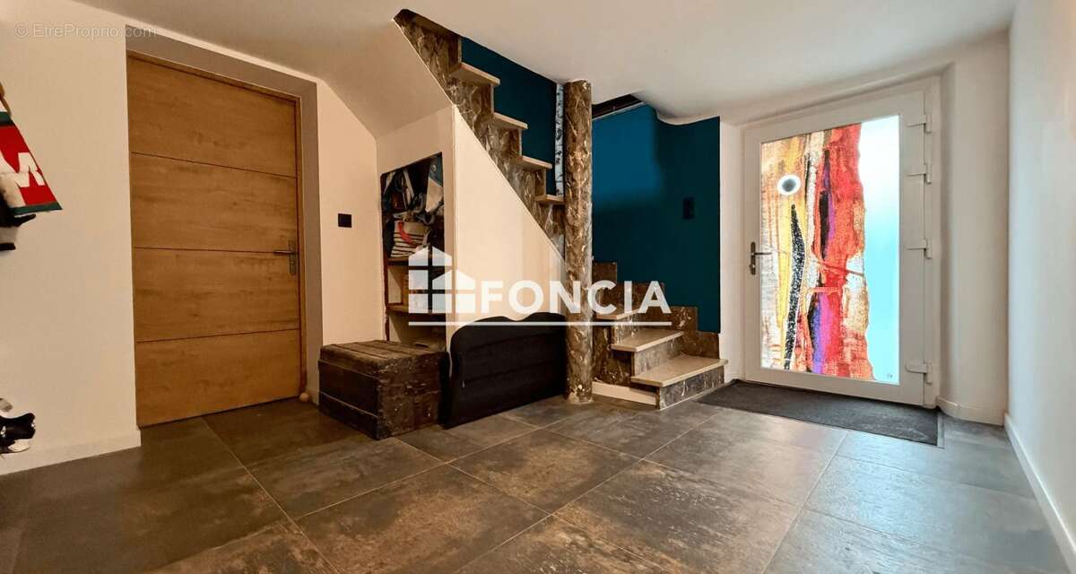 Proche Faulquemont et Saint Avold, belle maison de 160 M2 rénovée avec goût et offrant de belles prestations sur un terrain de 1 - photo 5