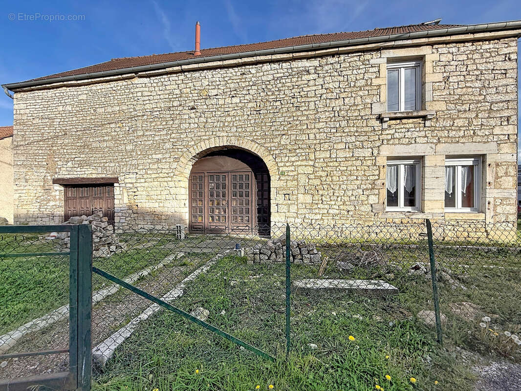 Maison à NOIDANS-LE-FERROUX