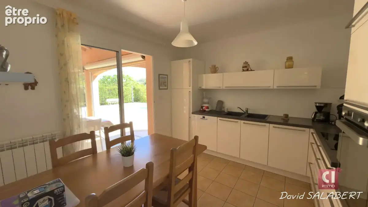 Garéoult -Villa à vendre de plain-pied avec piscine, studio et double garage - photo 9