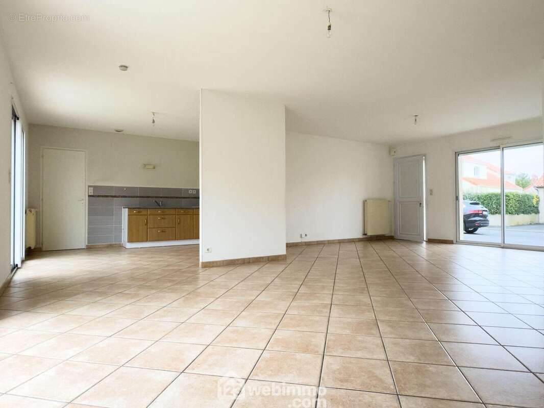 Pièce de vie de 51m² ouverte sur la cuisine... - Maison à CHOLET