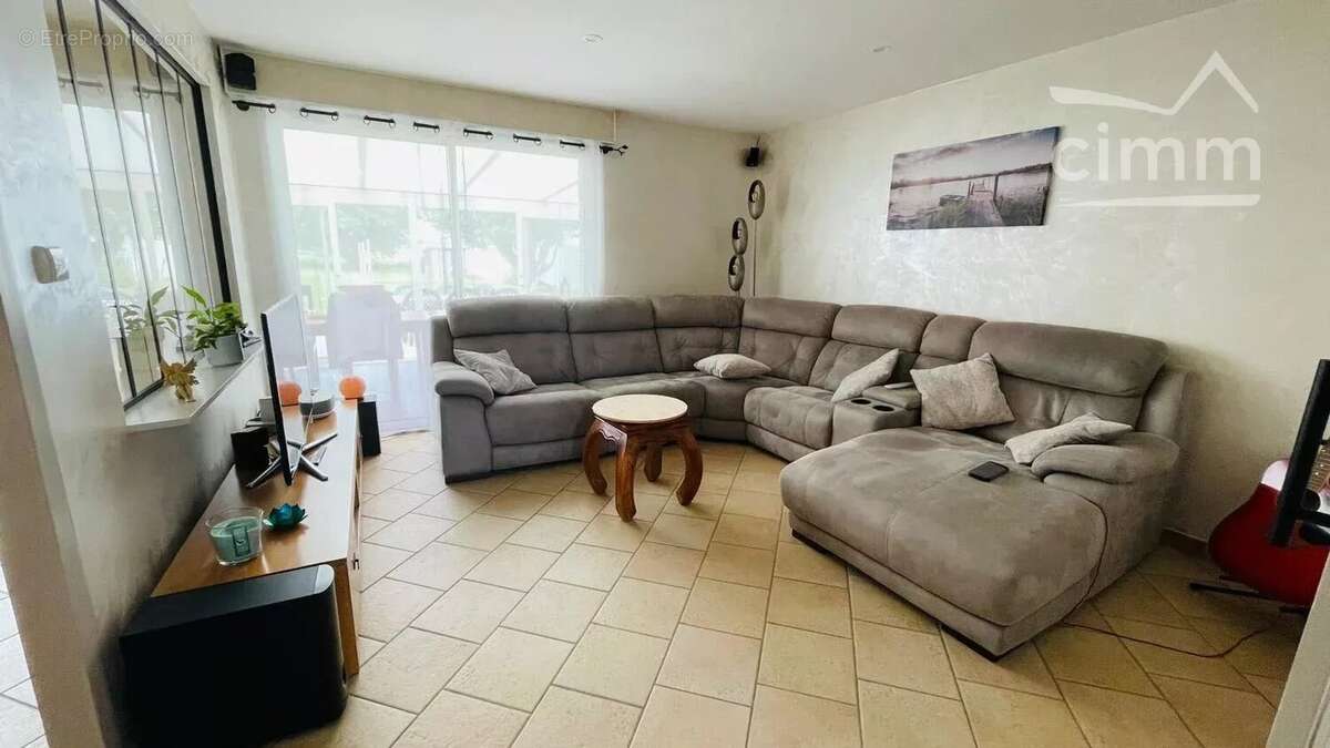 Maison individuelle rénovée avec jardin, vue dégagée et prestations de qualité - photo 7