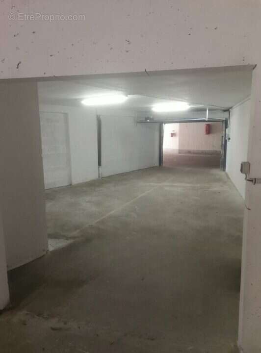 Grand volume intérieur permettant stationnement ou stockage - Parking à SAINT-NAZAIRE