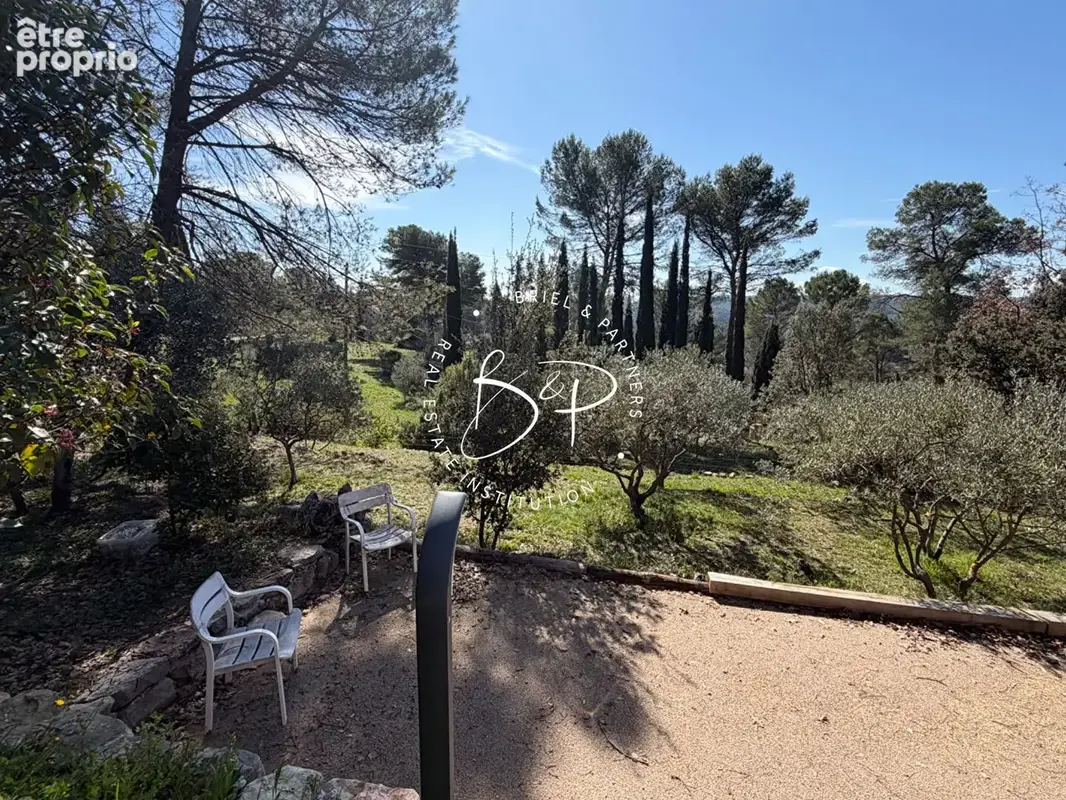 Villa de charme avec piscine et oliviers -sur terrain dominant. - photo 7
