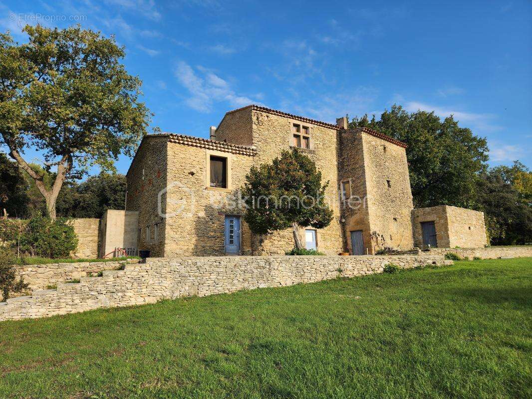 Bâtisse en pierres du 16ème siècle avec vue imprenable sur la Sainte-Victoire, proche de Lourmarin - photo 4