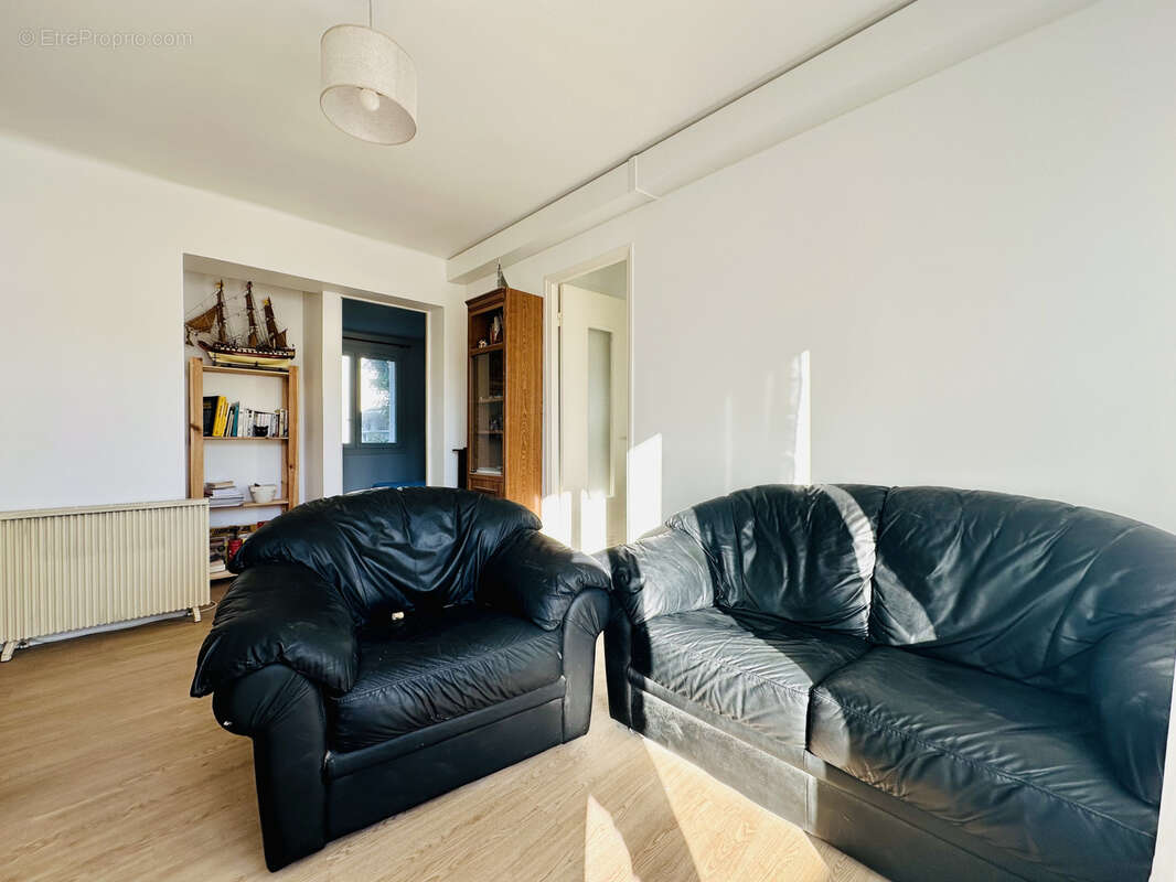 Lattes vasque   lumineux t2 de 35m2 avec terrasse, parking, climatisation immeuble de standing - photo 3