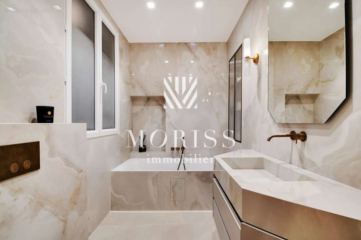 Appartement à PARIS-16E