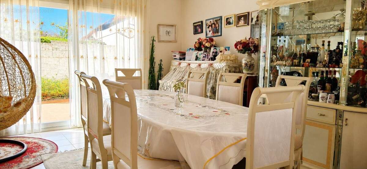 Espace salle à manger chaleureux, parfaitement intégré à la pièce de vie pour partager de beaux moments de convivialité.