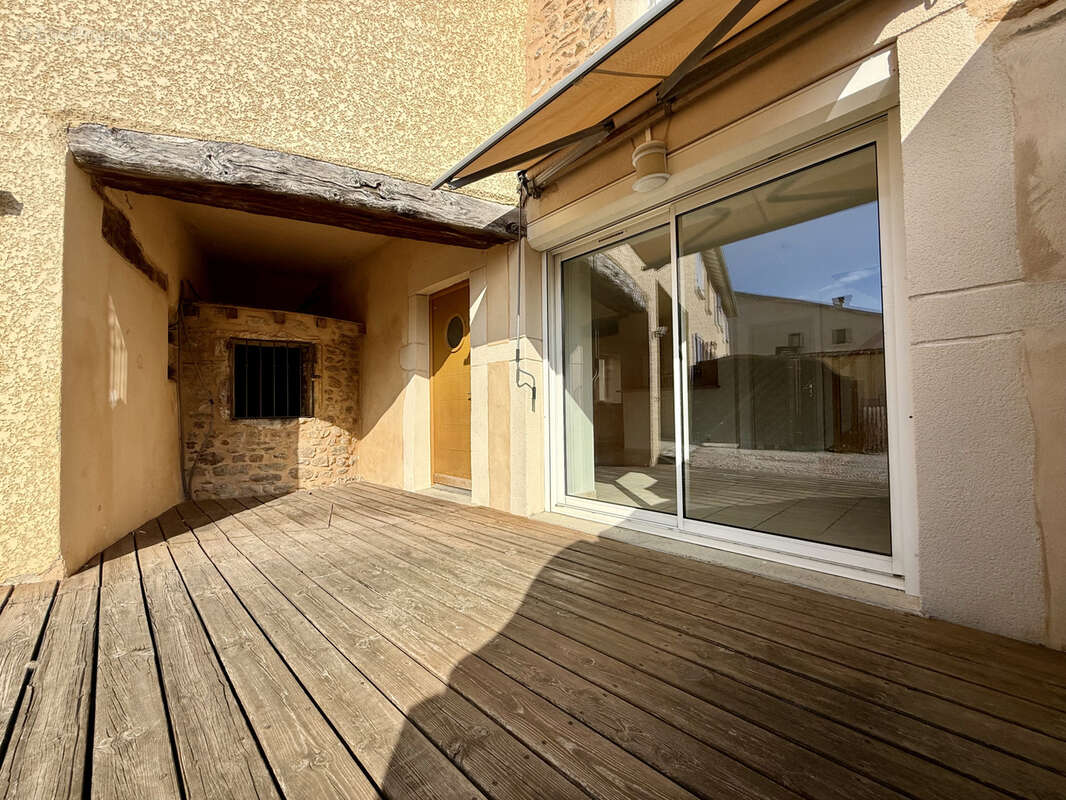 Appartement à LA TOUR-DE-SALVAGNY